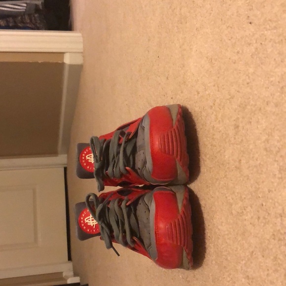 These are gray and red huraches by Nike - Picture 2 of 8